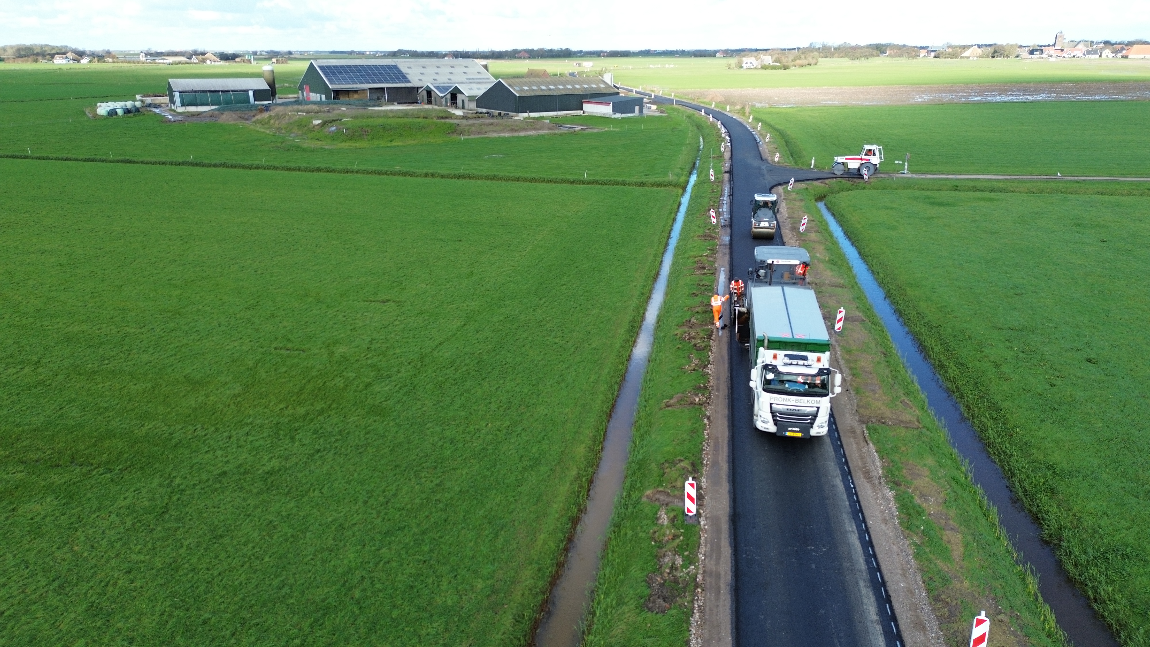 Asfaltwerkzaamheden door Strukton Wegen & Beton op Texel.
